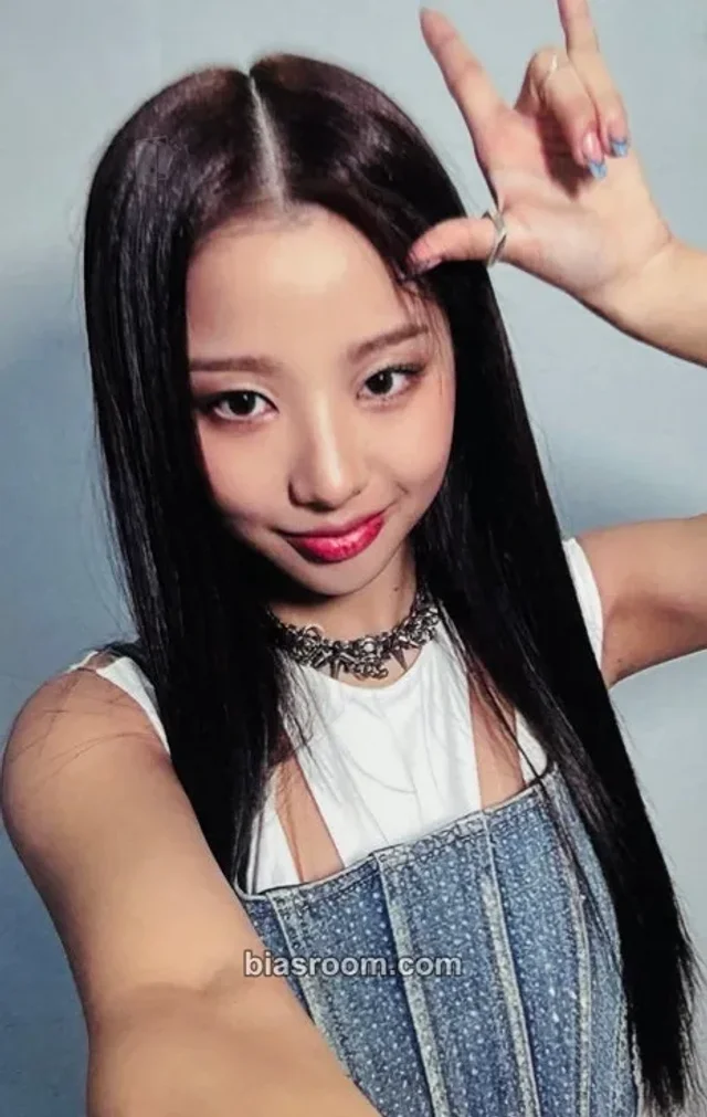 BADVILLAIN - Chloe Young - OVERSTEP Album amuze records fansign