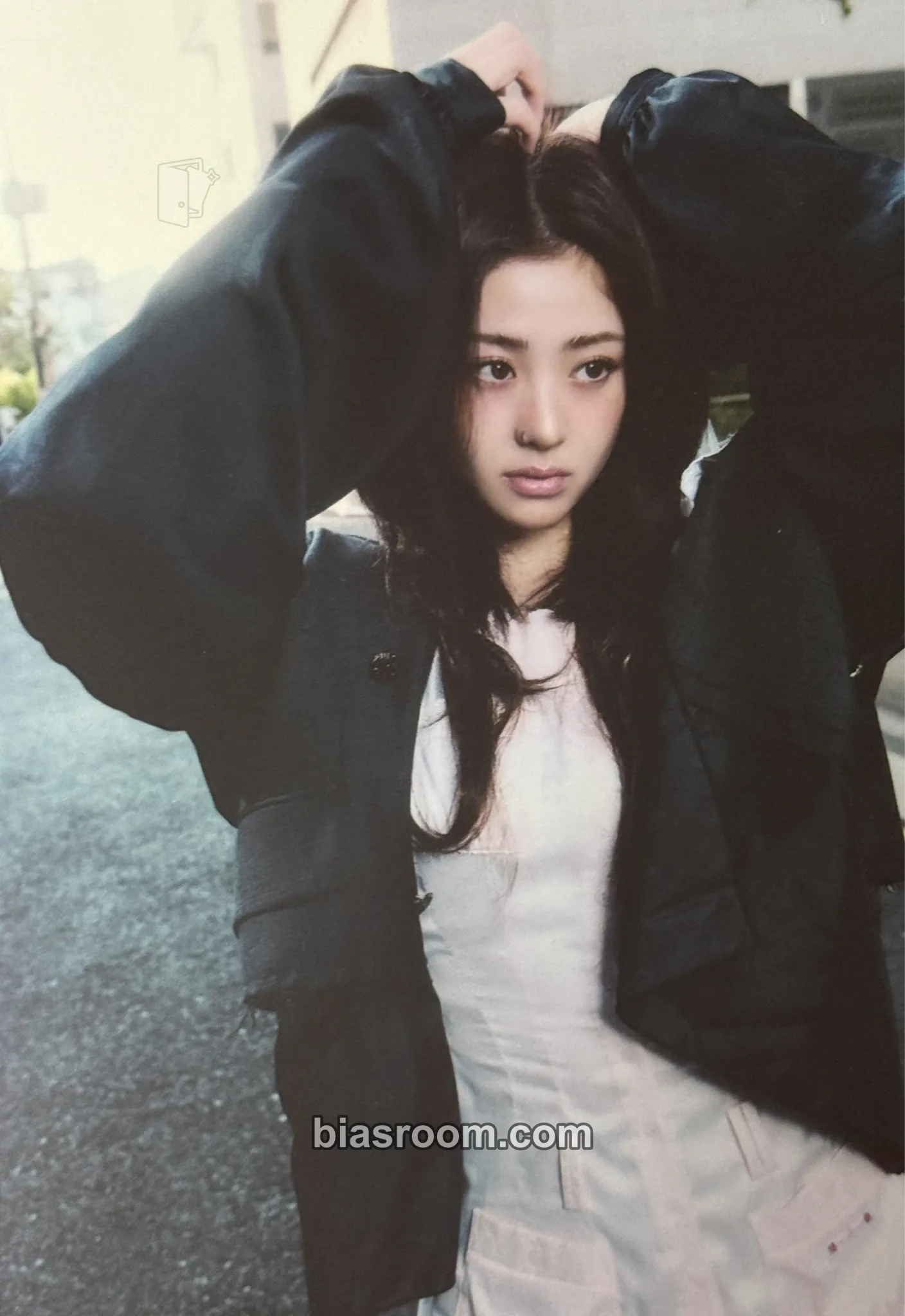 Huh Yunjin CRAZY Photocard - LE SSERAFIM - LE SSERAFIM K-pop photocard