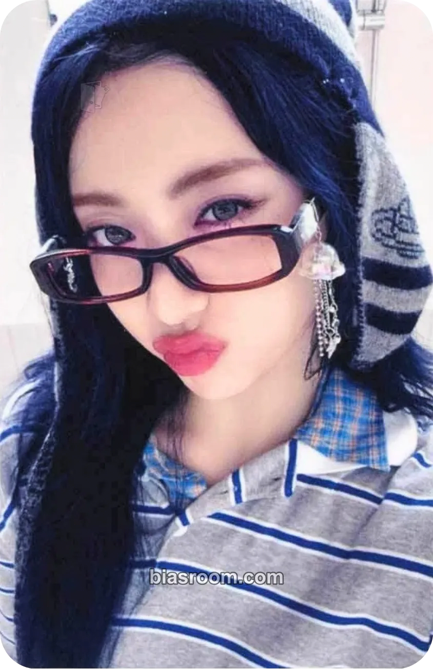 Huh Yunjin CRAZY Photocard - LE SSERAFIM - LE SSERAFIM K-pop photocard