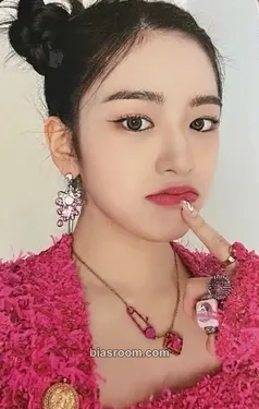Yujin LOVE DIVE Photocard - IVE - IVE K-pop photocard