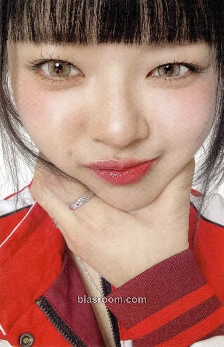 Jeongyeon 2026 Season’s Greetings: RED WHISPERS Photocard - TWICE - TWICE K-pop photocard
