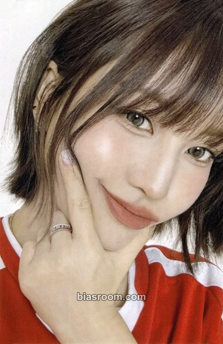 Momo 2026 Season’s Greetings: RED WHISPERS Photocard - TWICE - TWICE K-pop photocard