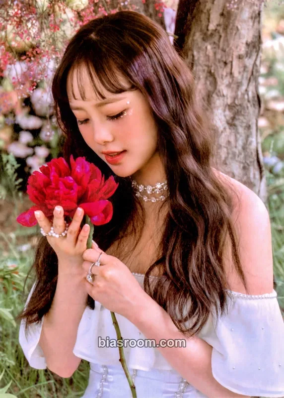 Chuu Flip That Photocard - LOONA - LOONA K-pop photocard