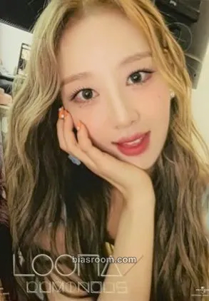 Yves LUMINOUS Photocard - LOONA - LOONA K-pop photocard