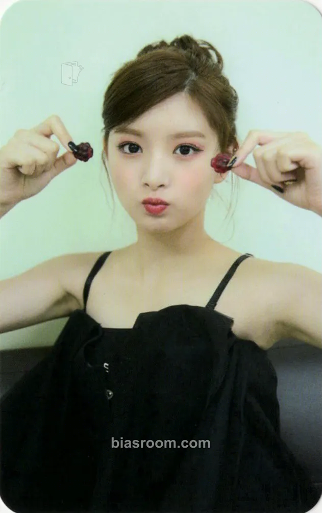 Yiren Hush Photocard - EVERGLOW - EVERGLOW K-pop photocard