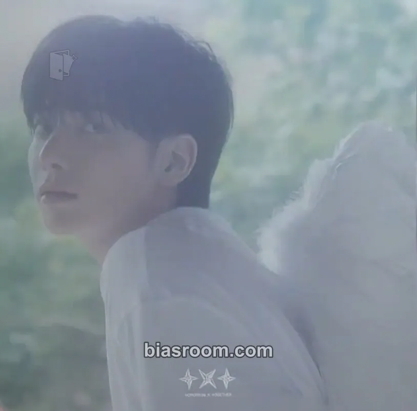 Taehyun The Star Chapter: Sanctuary Photocard - TOMORROW X TOGETHER - TOMORROW X TOGETHER K-pop photocard