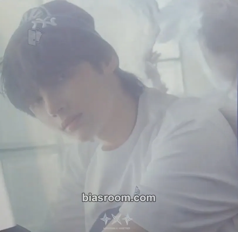 Huening Kai The Star Chapter: Sanctuary Photocard - TOMORROW X TOGETHER - TOMORROW X TOGETHER K-pop photocard