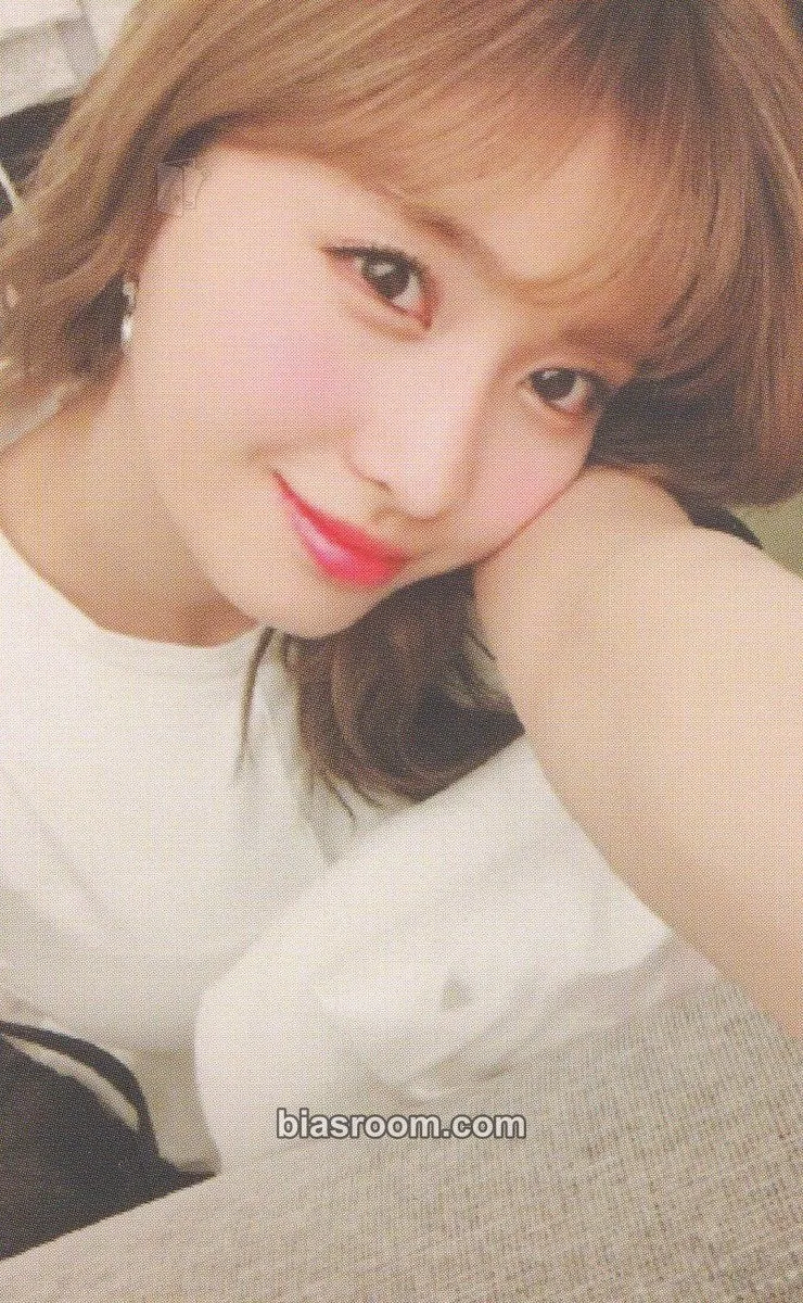 Momo ONCE Fanclub 1st Generation Photocard - TWICE - TWICE K-pop photocard