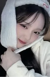 E.JI ICHILLIN' 2025 Season's Greetings 'Get Ready with Me' Photocard - ICHILLIN’ - ICHILLIN’ K-pop photocard