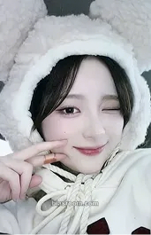 E.JI ICHILLIN' 2025 Season's Greetings 'Get Ready with Me' Photocard - ICHILLIN’ - ICHILLIN’ K-pop photocard