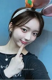 E.JI ICHILLIN' 2025 Season's Greetings 'Get Ready with Me' Photocard - ICHILLIN’ - ICHILLIN’ K-pop photocard