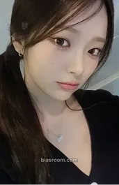 E.JI ICHILLIN' 2025 Season's Greetings 'Get Ready with Me' Photocard - ICHILLIN’ - ICHILLIN’ K-pop photocard