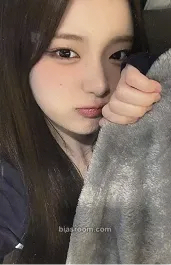 E.JI ICHILLIN' 2025 Season's Greetings 'Get Ready with Me' Photocard - ICHILLIN’ - ICHILLIN’ K-pop photocard