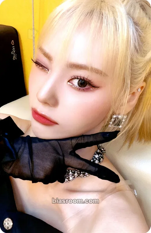 JinSoul LUMINOUS Photocard - LOONA - LOONA K-pop photocard