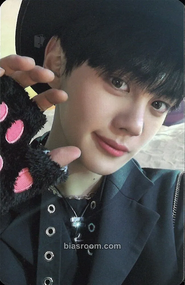 Gyuvin Pop-up Store in Gangnam (Line Friends) Photocard - ZEROBASEONE - ZEROBASEONE K-pop photocard