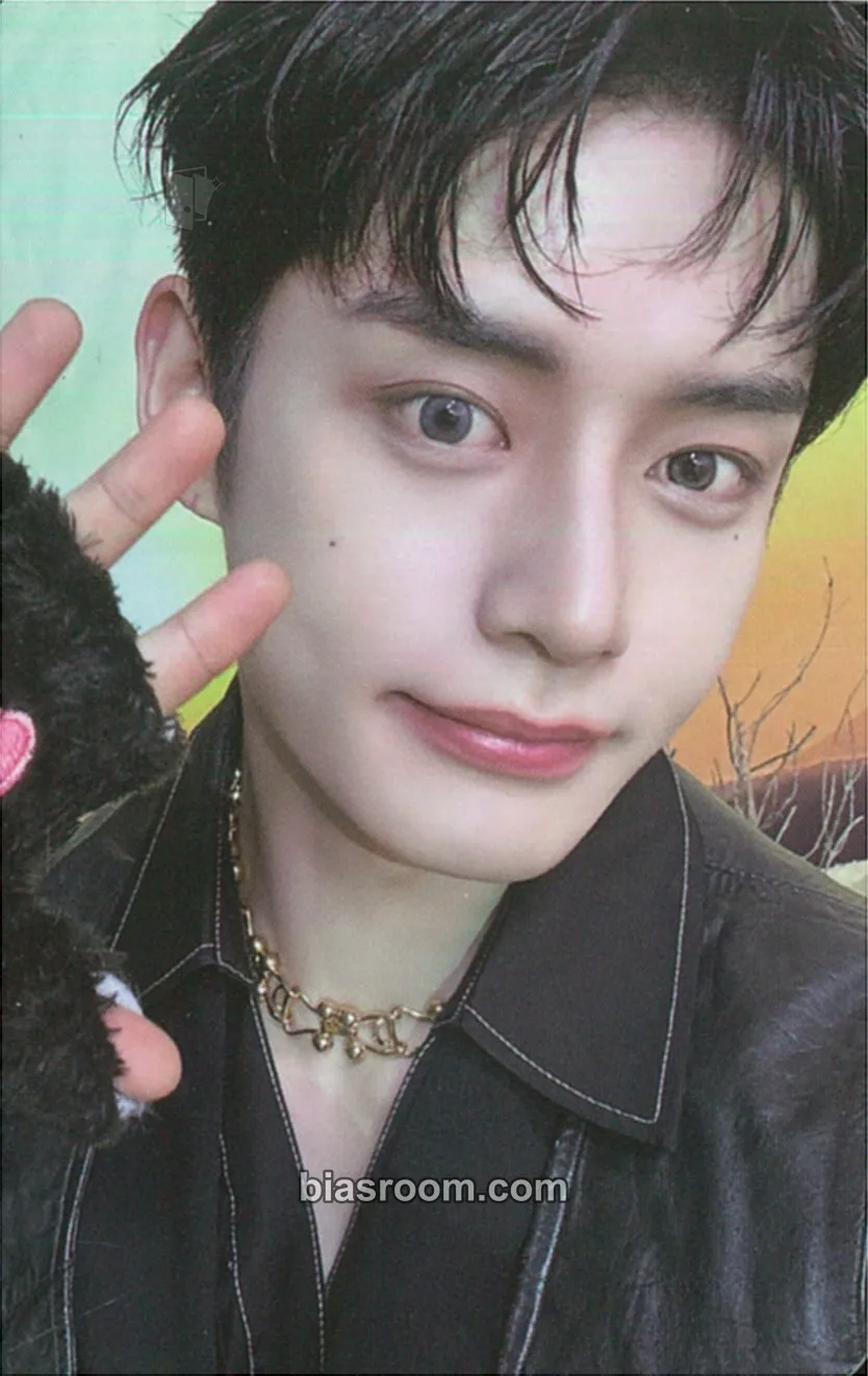 Jiwoong Pop-up Store in Gangnam (Line Friends) Photocard - ZEROBASEONE - ZEROBASEONE K-pop photocard