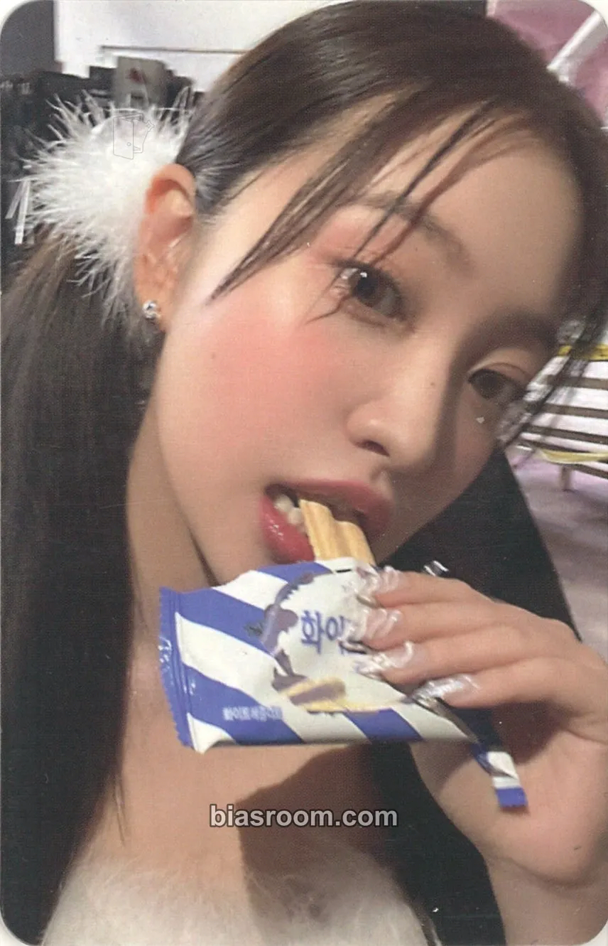 Yeri Pink Christmas Photocard - Red Velvet - Red Velvet K-pop photocard