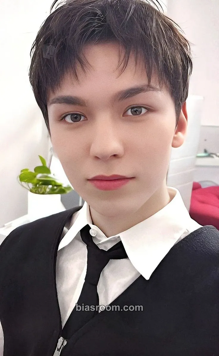 Vernon 17 IS RIGHT HERE Photocard - SEVENTEEN - SEVENTEEN K-pop photocard