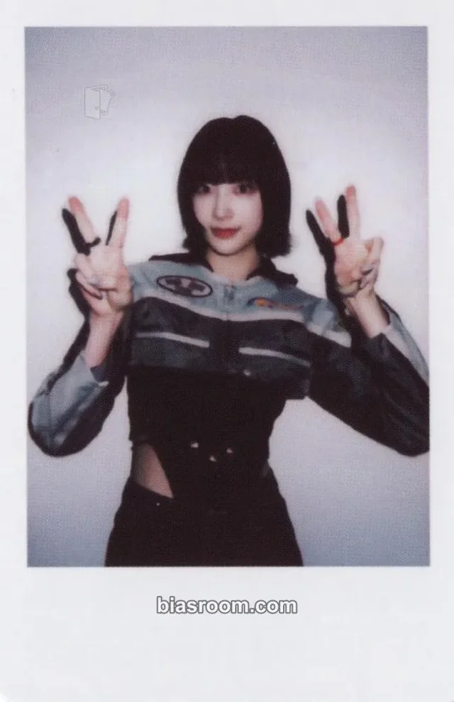 H1-KEY - Riina - Rose Blossom Album withmuu pop-up store polaroid