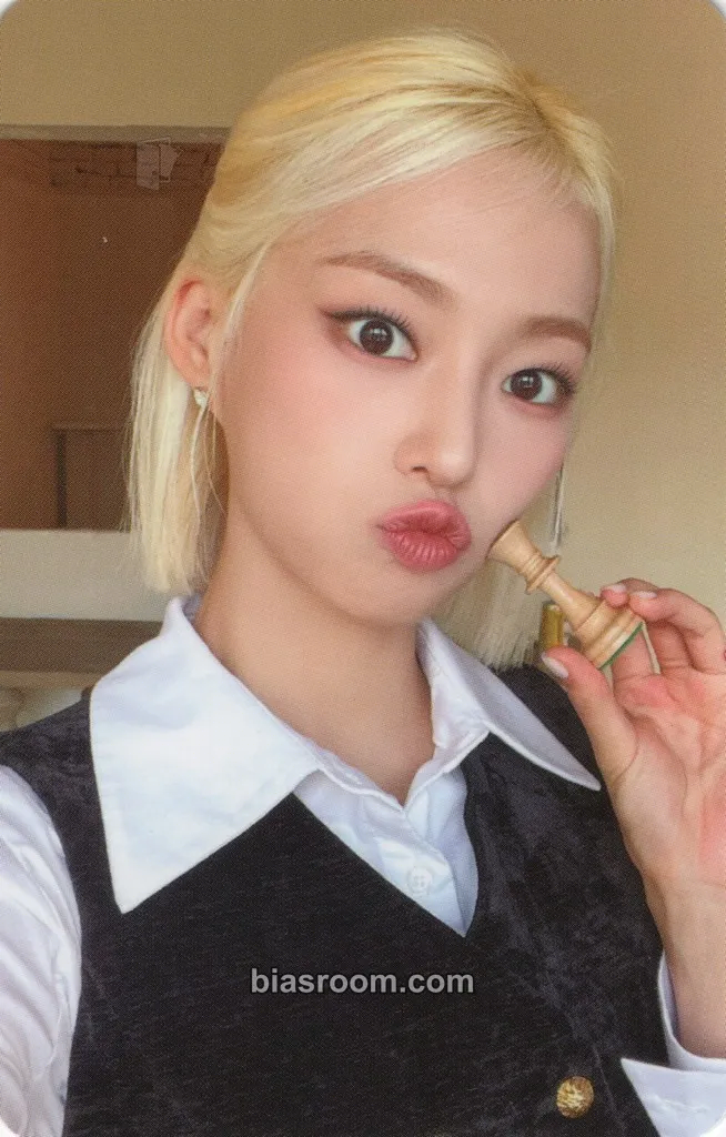 Yeeun 2024 Season's greetings Photocard - EL7Z UP - EL7Z UP K-pop photocard
