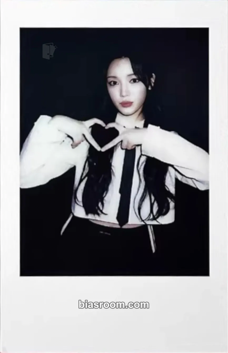 Yuha The Chase Photocard - Hearts2Hearts - Hearts2Hearts K-pop photocard