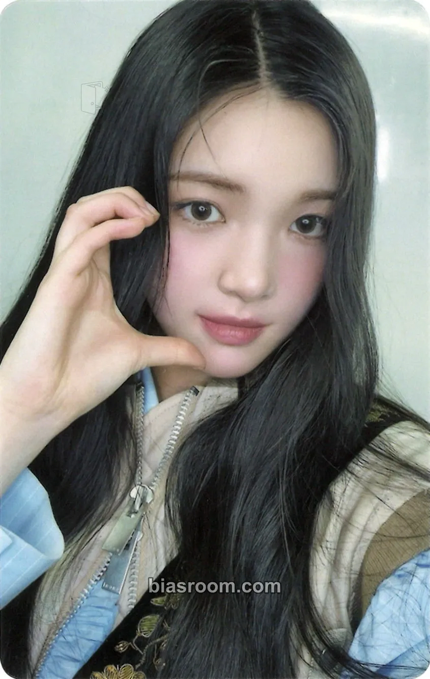 Yuha The Chase Photocard - Hearts2Hearts - Hearts2Hearts K-pop photocard