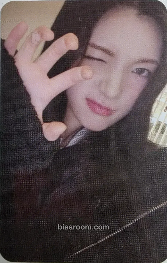 Yuha The Chase Photocard - Hearts2Hearts - Hearts2Hearts K-pop photocard