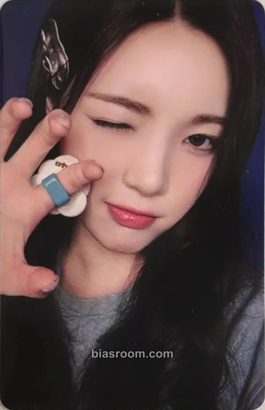 Yuha The Chase Photocard - Hearts2Hearts - Hearts2Hearts K-pop photocard