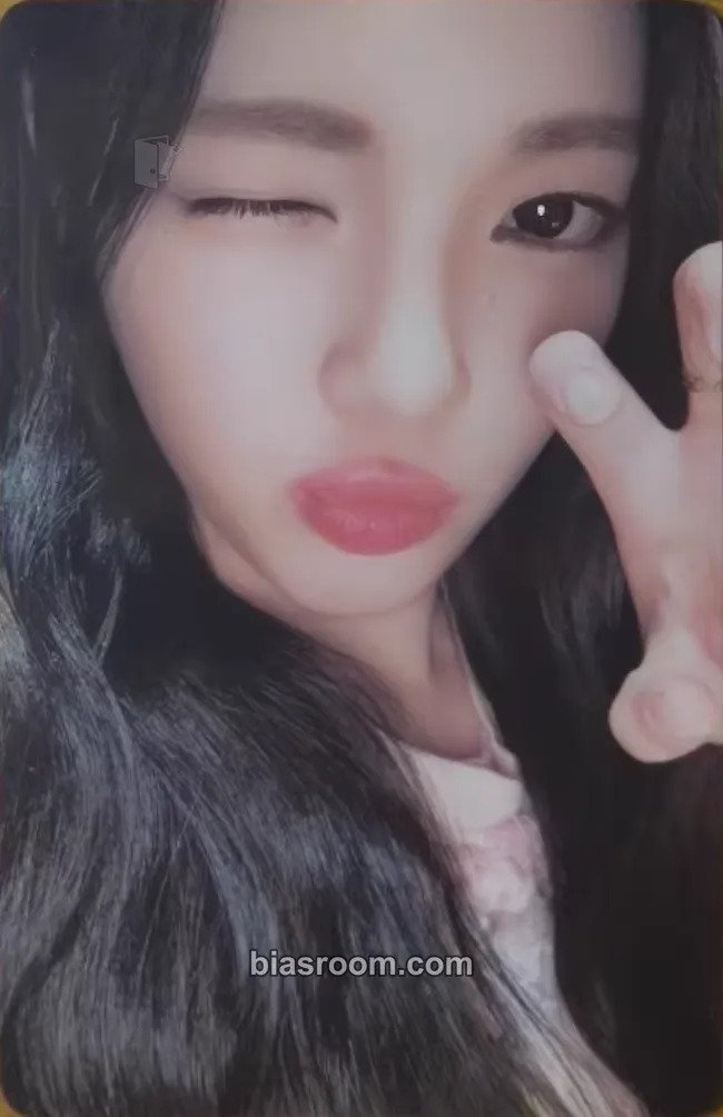 Yuha The Chase Photocard - Hearts2Hearts - Hearts2Hearts K-pop photocard