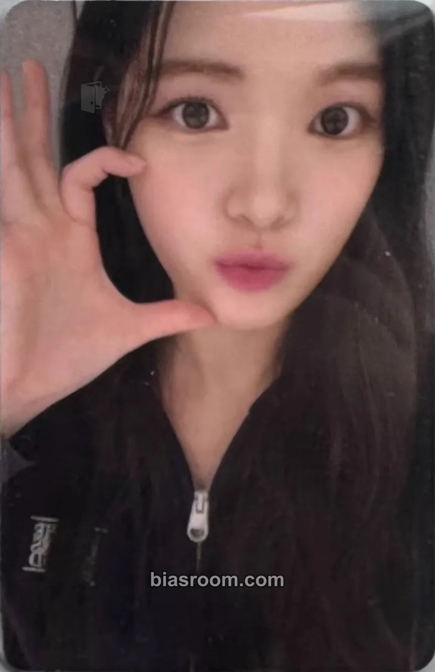Yuha The Chase Photocard - Hearts2Hearts - Hearts2Hearts K-pop photocard
