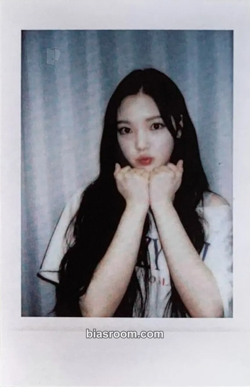 Yuha The Chase Photocard - Hearts2Hearts - Hearts2Hearts K-pop photocard