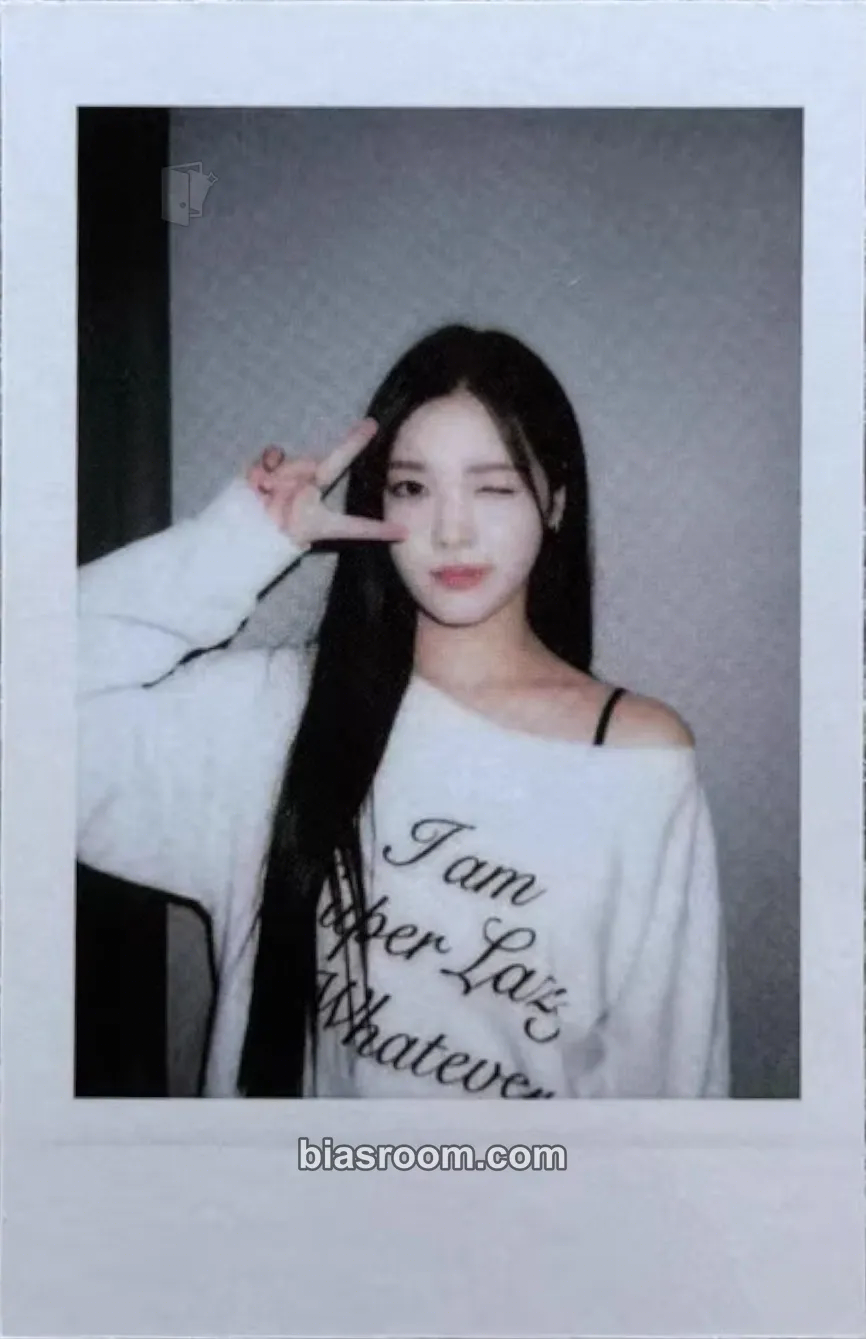 Yuha The Chase Photocard - Hearts2Hearts - Hearts2Hearts K-pop photocard