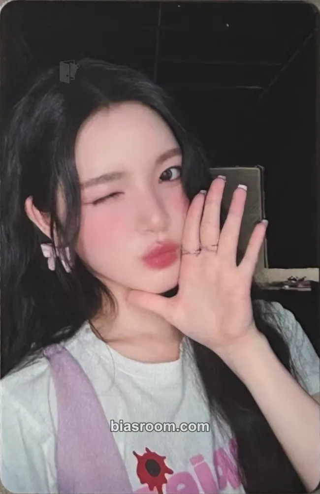 Yuha STYLE Photocard - Hearts2Hearts - Hearts2Hearts K-pop photocard