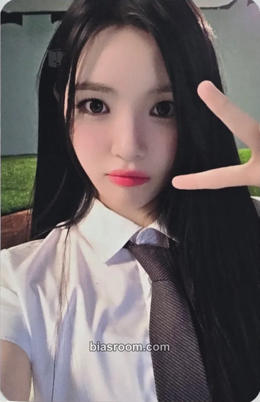 Yuha STYLE Photocard - Hearts2Hearts - Hearts2Hearts K-pop photocard