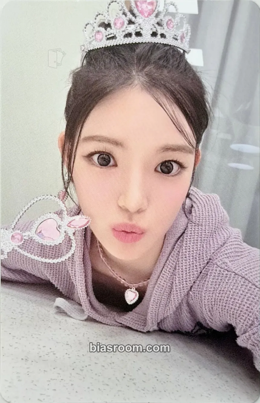 Yuha STYLE Photocard - Hearts2Hearts - Hearts2Hearts K-pop photocard