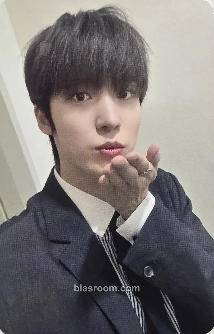 Yunho GOLDEN HOUR : Part.1 Photocard - ATEEZ - ATEEZ K-pop photocard