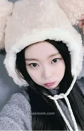 Jackie ICHILLIN' 2025 Season's Greetings 'Get Ready with Me' Photocard - ICHILLIN’ - ICHILLIN’ K-pop photocard
