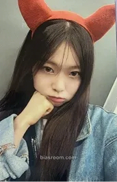 Jackie ICHILLIN' 2025 Season's Greetings 'Get Ready with Me' Photocard - ICHILLIN’ - ICHILLIN’ K-pop photocard