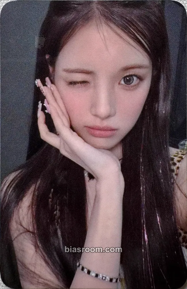 Yuha FOCUS Photocard - Hearts2Hearts - Hearts2Hearts K-pop photocard