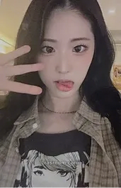 Joonie ICHILLIN' 2025 Season's Greetings 'Get Ready with Me' Photocard - ICHILLIN’ - ICHILLIN’ K-pop photocard