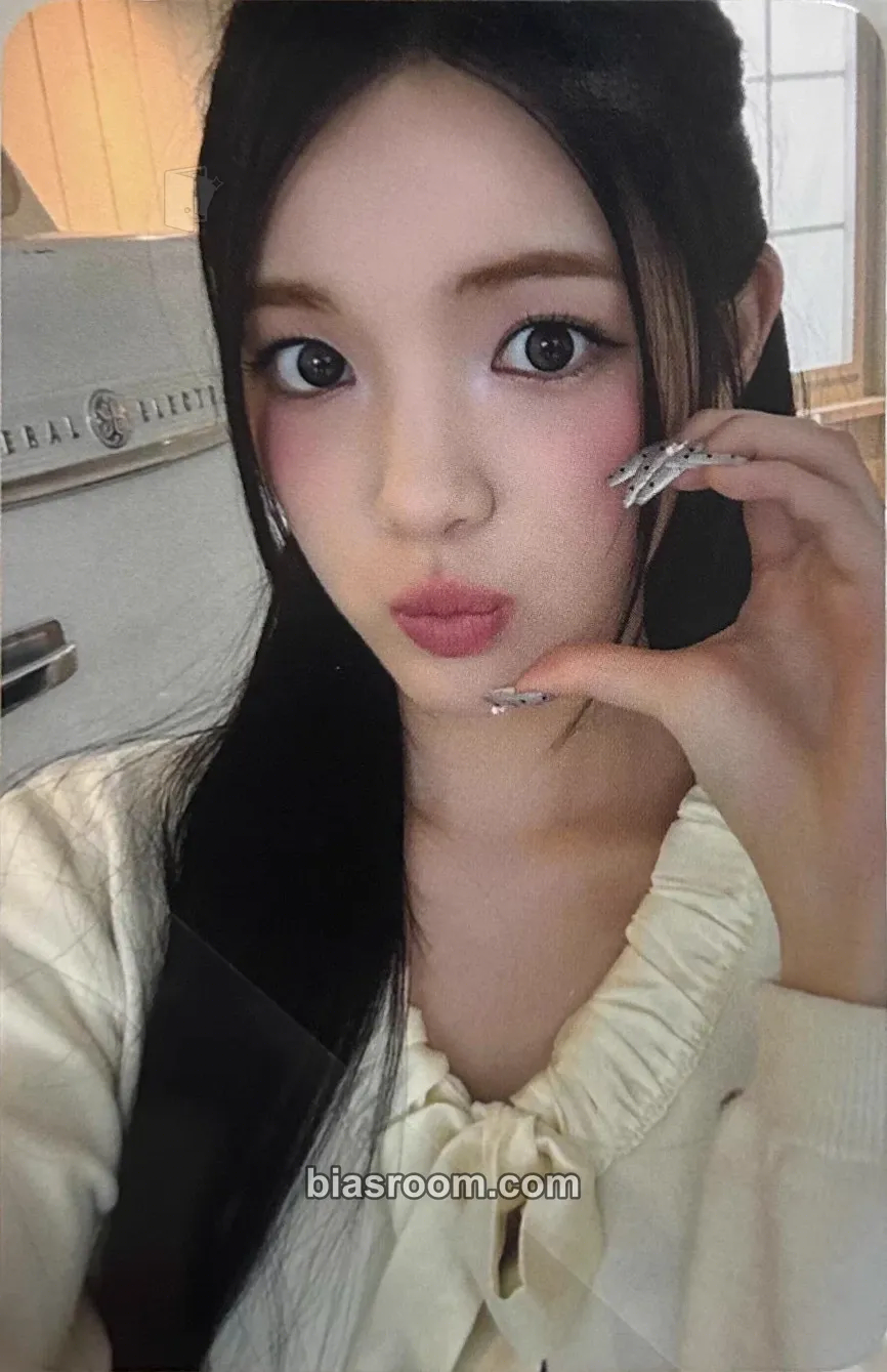 Yuha FOCUS Photocard - Hearts2Hearts - Hearts2Hearts K-pop photocard
