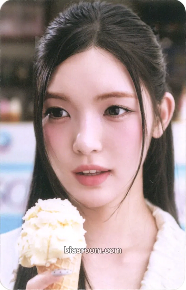 Yuha FOCUS Photocard - Hearts2Hearts - Hearts2Hearts K-pop photocard