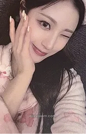 Yeju ICHILLIN' 2025 Season's Greetings 'Get Ready with Me' Photocard - ICHILLIN’ - ICHILLIN’ K-pop photocard