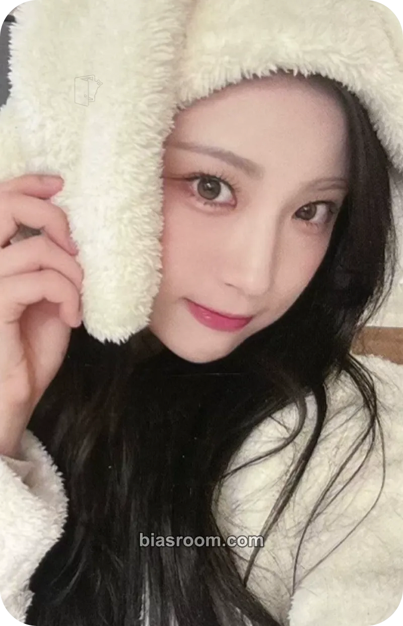 Yeju ICHILLIN' 2025 Season's Greetings 'Get Ready with Me' Photocard - ICHILLIN’ - ICHILLIN’ K-pop photocard