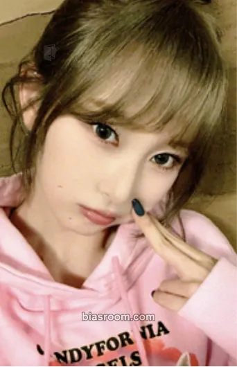 Chowon ICHILLIN' 2025 Season's Greetings 'Get Ready with Me' Photocard - ICHILLIN’ - ICHILLIN’ K-pop photocard