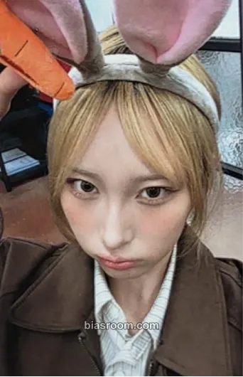 Chowon ICHILLIN' 2025 Season's Greetings 'Get Ready with Me' Photocard - ICHILLIN’ - ICHILLIN’ K-pop photocard