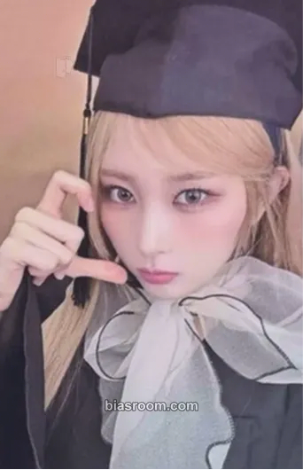 Chowon ICHILLIN' 2025 Season's Greetings 'Get Ready with Me' Photocard - ICHILLIN’ - ICHILLIN’ K-pop photocard