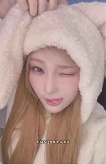 Chowon ICHILLIN' 2025 Season's Greetings 'Get Ready with Me' Photocard - ICHILLIN’ - ICHILLIN’ K-pop photocard
