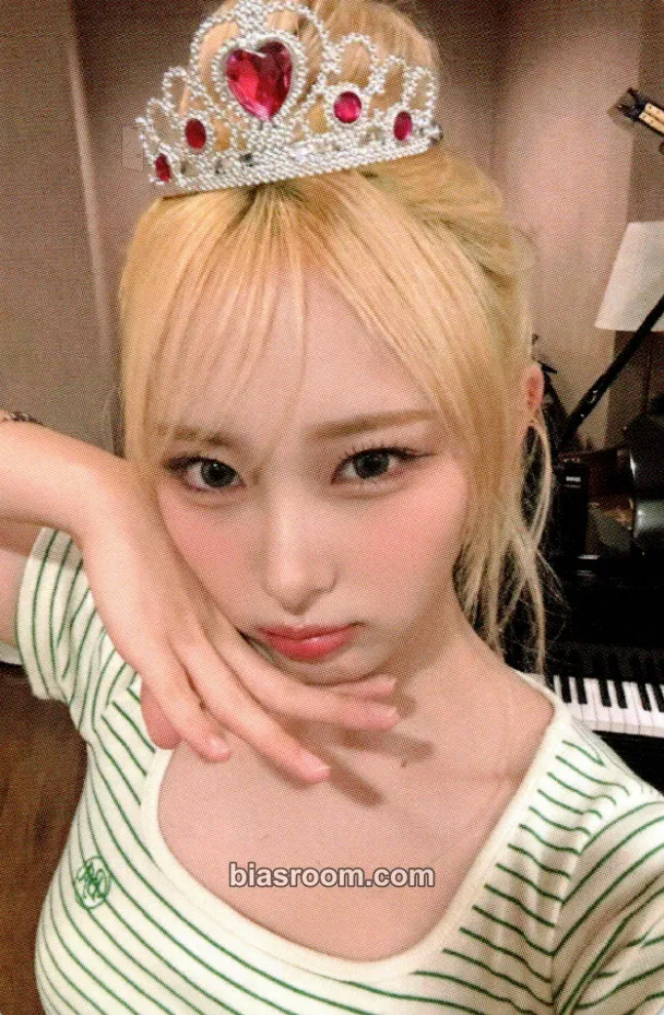 Chowon ICHILLIN' 2025 Season's Greetings 'Get Ready with Me' Photocard - ICHILLIN’ - ICHILLIN’ K-pop photocard