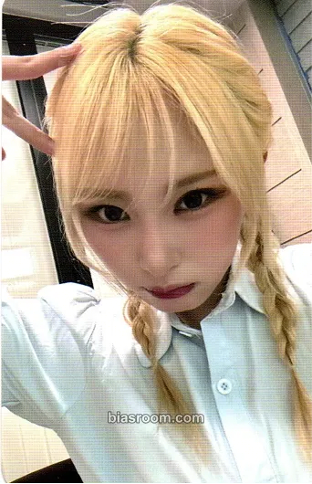 Chowon ICHILLIN' 2025 Season's Greetings 'Get Ready with Me' Photocard - ICHILLIN’ - ICHILLIN’ K-pop photocard